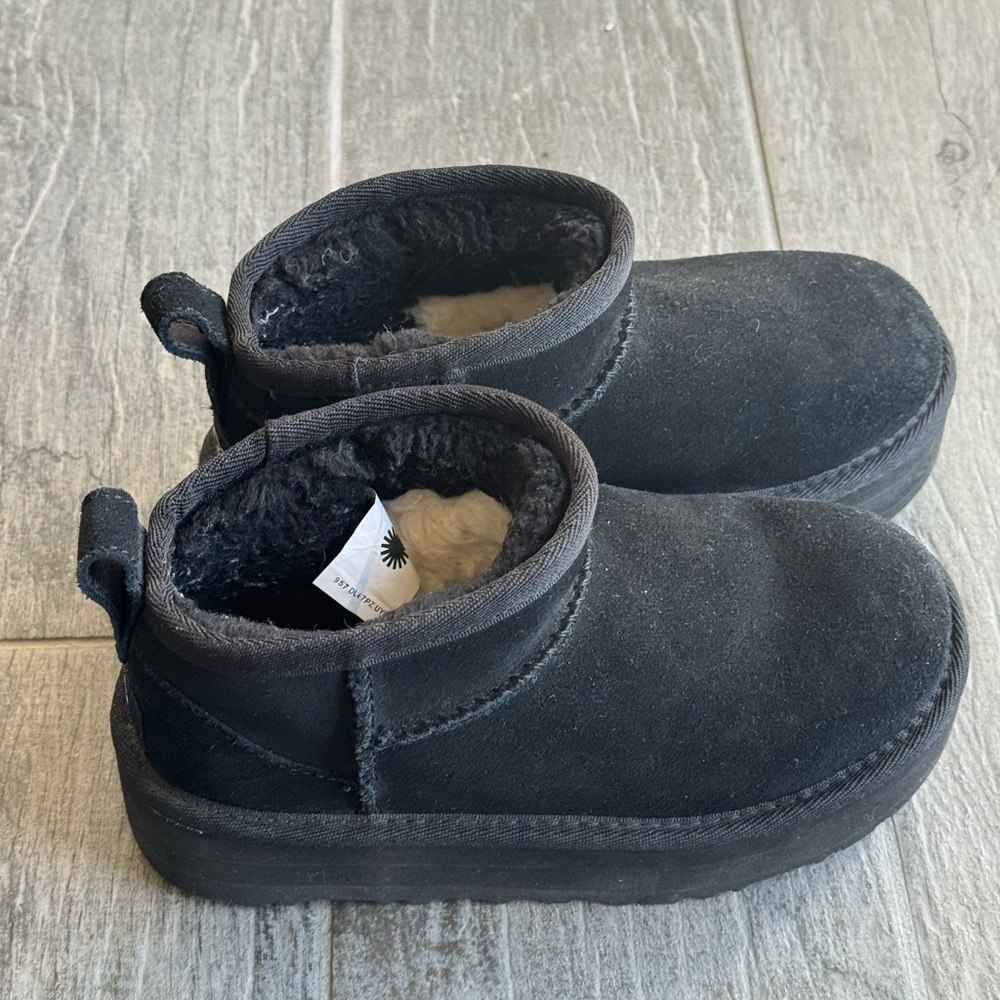 Kid’s short UGGs black like new
